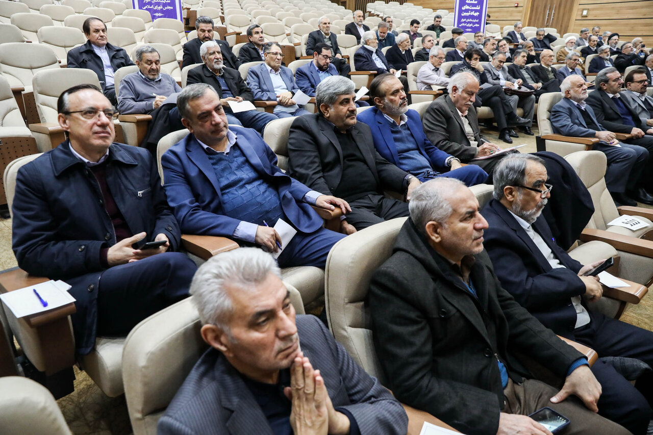 دومین نشست از سلسله نشستهای جهاد تبیین ویژه نمایندگان ادوار مجلس برگزار شد/دشمن برای ایجاد ناامیدی میان نسل جدید برنامه جدی دارد/رانت و فساد؛ دلیل اصلی حذف ارز ترجیحی