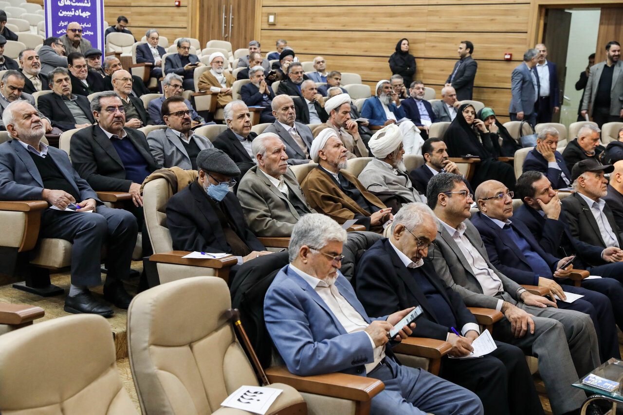 دومین نشست از سلسله نشستهای جهاد تبیین ویژه نمایندگان ادوار مجلس برگزار شد/دشمن برای ایجاد ناامیدی میان نسل جدید برنامه جدی دارد/رانت و فساد؛ دلیل اصلی حذف ارز ترجیحی