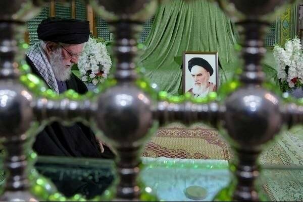 خامنه‌ای و راه پر نور انقلاب خمینی