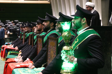 حضور خادمان مسجد جمکران در صحن علنی سه شنبه ۱۴ بهمن مجلس