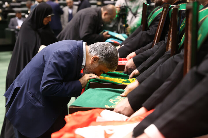 حضور خادمان مسجد جمکران در صحن علنی سه شنبه 14 بهمن مجلس