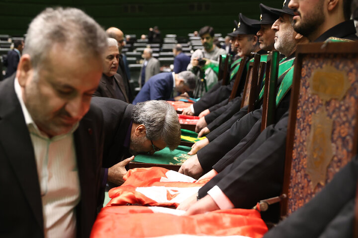 حضور خادمان مسجد جمکران در صحن علنی سه شنبه 14 بهمن مجلس