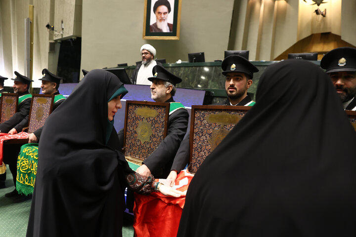 حضور خادمان مسجد جمکران در صحن علنی سه شنبه 14 بهمن مجلس