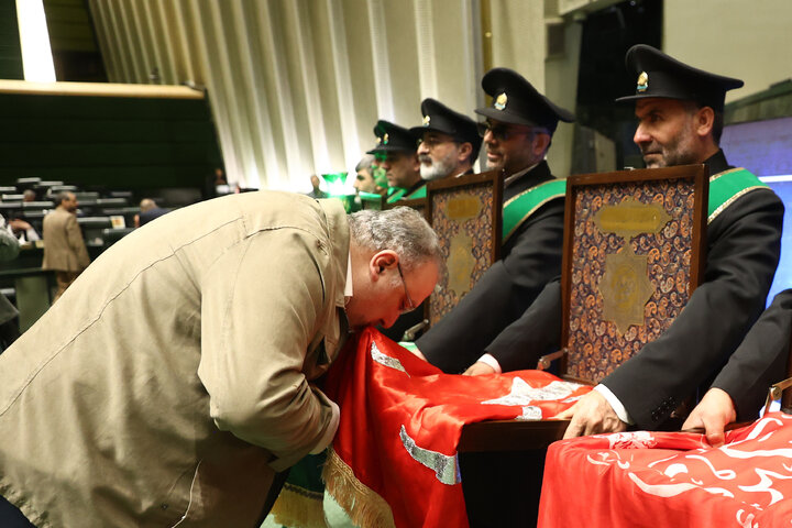 حضور خادمان مسجد جمکران در صحن علنی سه شنبه 14 بهمن مجلس