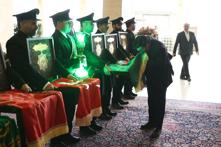 حضور خادمان مسجد جمکران در صحن علنی سه شنبه 14 بهمن مجلس