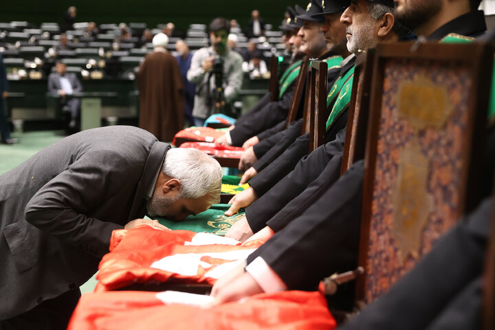 حضور خادمان مسجد جمکران در صحن علنی سه شنبه 14 بهمن مجلس