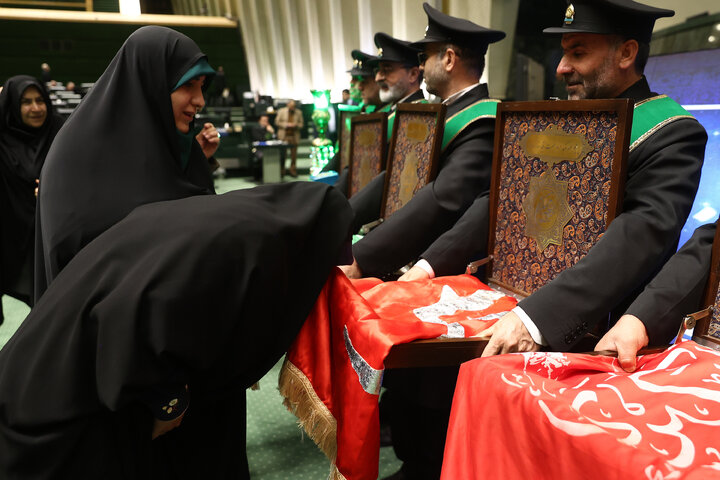 حضور خادمان مسجد جمکران در صحن علنی سه شنبه 14 بهمن مجلس