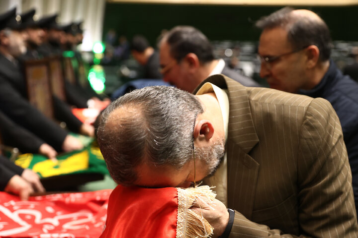 حضور خادمان مسجد جمکران در صحن علنی سه شنبه 14 بهمن مجلس