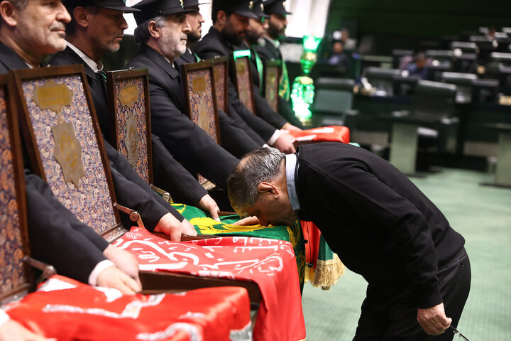 حضور خادمان مسجد جمکران در صحن علنی سه شنبه 14 بهمن مجلس