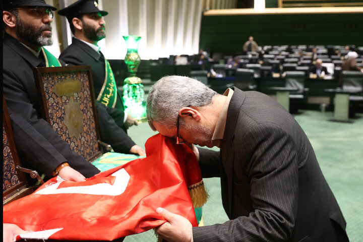 حضور خادمان مسجد جمکران در صحن علنی سه شنبه 14 بهمن مجلس