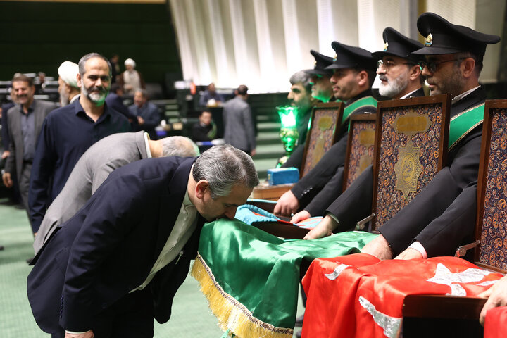 حضور خادمان مسجد جمکران در صحن علنی سه شنبه 14 بهمن مجلس