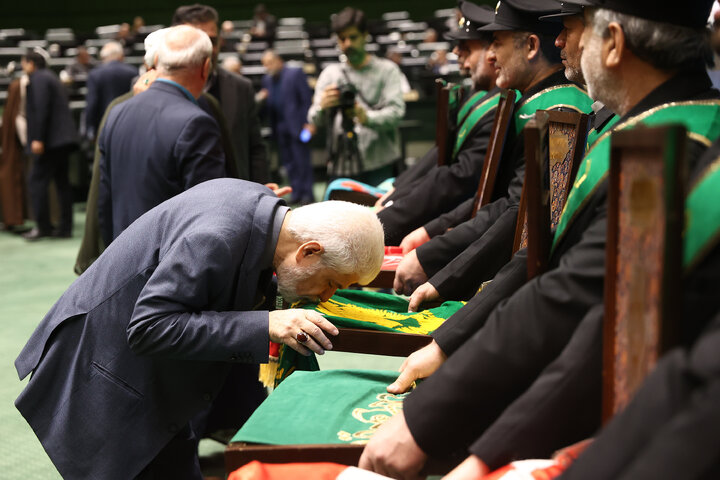 حضور خادمان مسجد جمکران در صحن علنی سه شنبه 14 بهمن مجلس