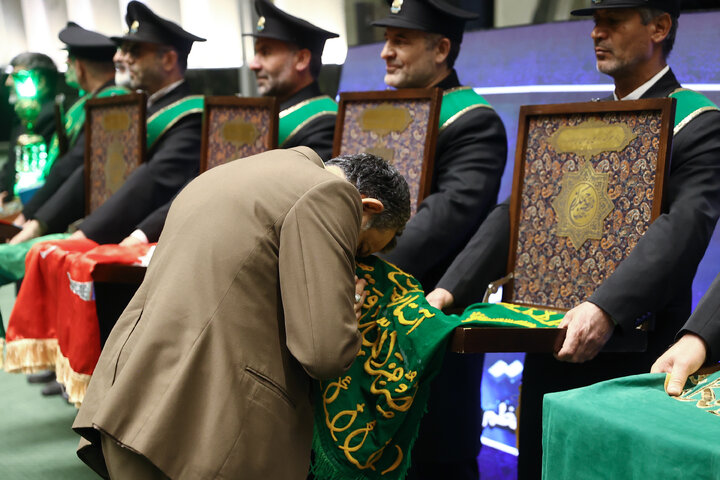 حضور خادمان مسجد جمکران در صحن علنی سه شنبه 14 بهمن مجلس