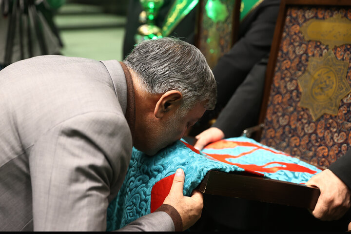 حضور خادمان مسجد جمکران در صحن علنی سه شنبه 14 بهمن مجلس