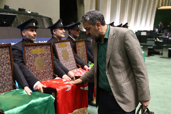 حضور خادمان مسجد جمکران در صحن علنی سه شنبه 14 بهمن مجلس