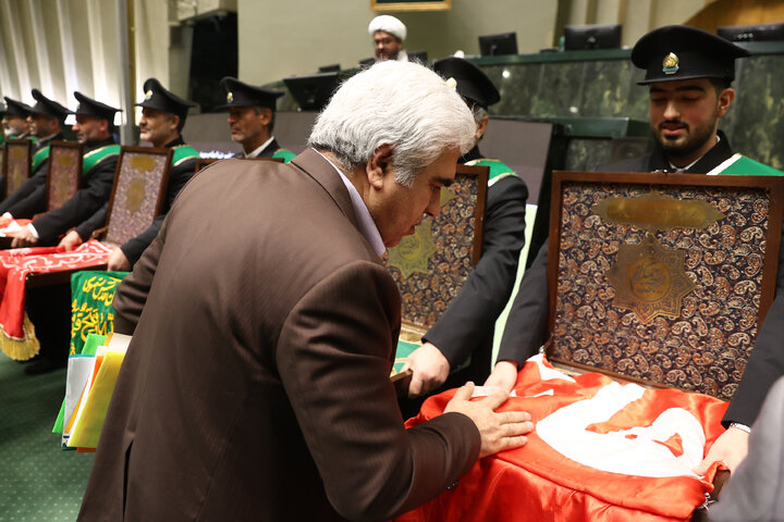 حضور خادمان مسجد جمکران در صحن علنی سه شنبه 14 بهمن مجلس