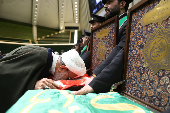 حضور خادمان مسجد جمکران در صحن علنی سه شنبه 14 بهمن مجلس