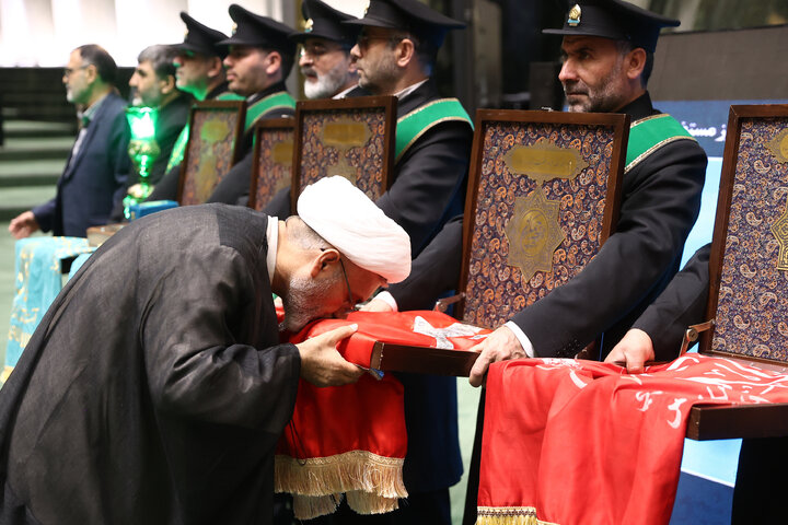 حضور خادمان مسجد جمکران در صحن علنی سه شنبه 14 بهمن مجلس