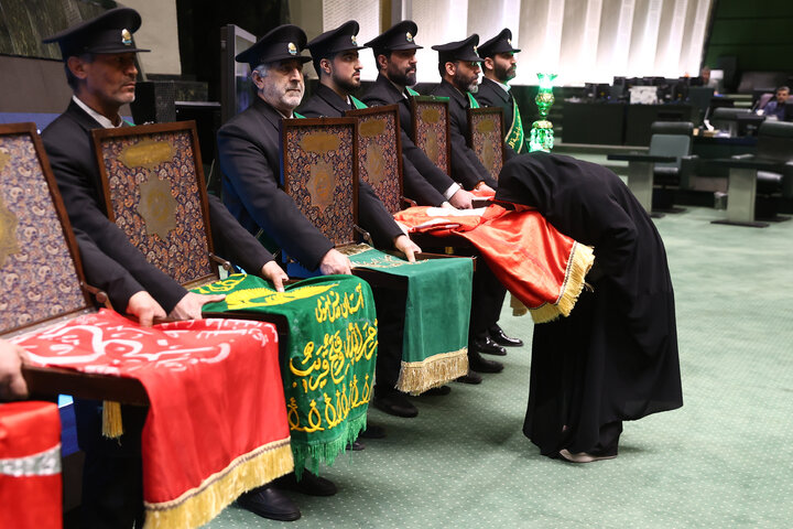 حضور خادمان مسجد جمکران در صحن علنی سه شنبه 14 بهمن مجلس