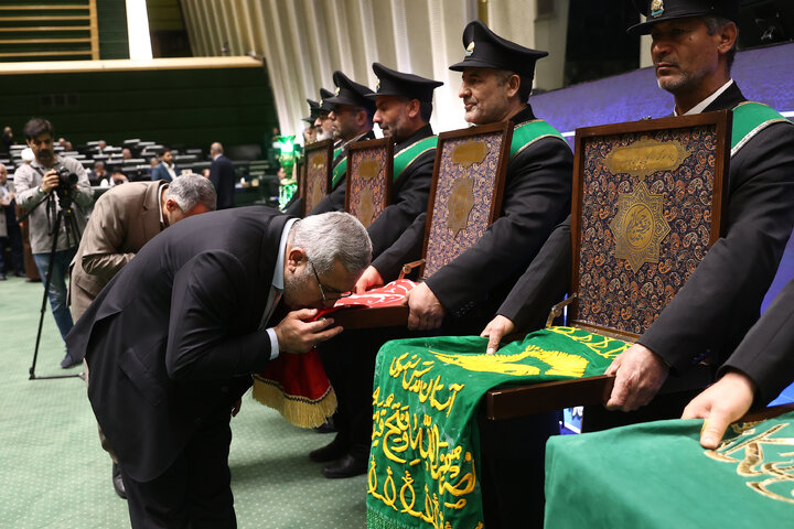 حضور خادمان مسجد جمکران در صحن علنی سه شنبه 14 بهمن مجلس