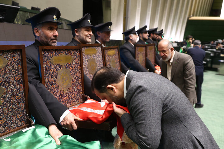 حضور خادمان مسجد جمکران در صحن علنی سه شنبه 14 بهمن مجلس