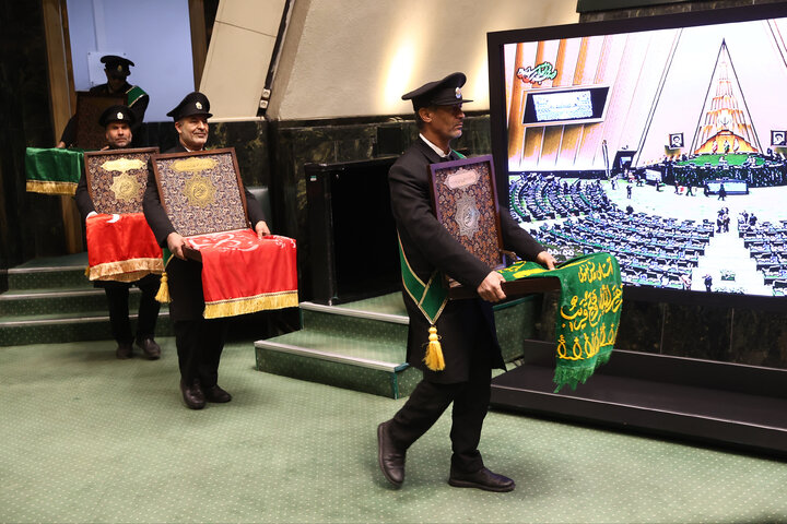 حضور خادمان مسجد جمکران در صحن علنی سه شنبه 14 بهمن مجلس