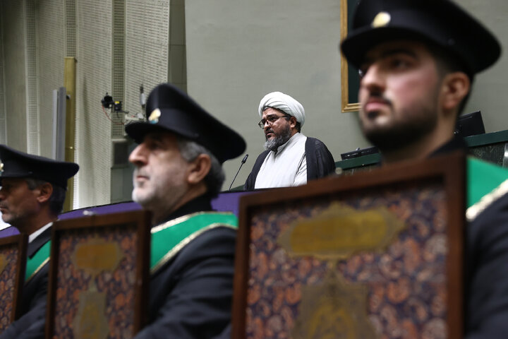 حضور خادمان مسجد جمکران در صحن علنی سه شنبه 14 بهمن مجلس