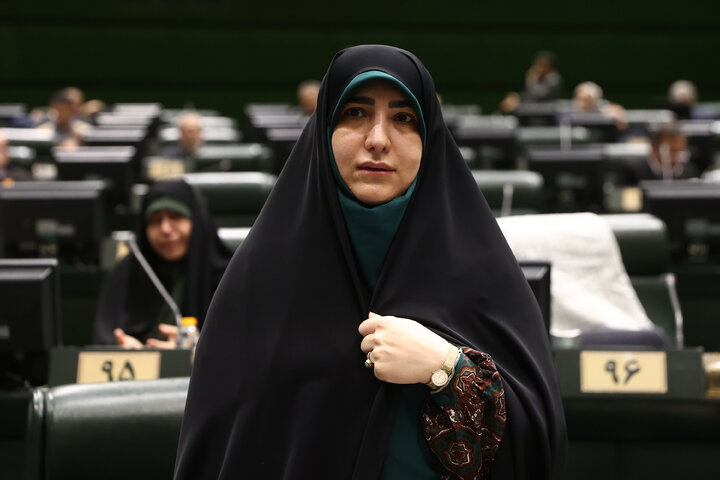 حضور خادمان مسجد جمکران در صحن علنی سه شنبه 14 بهمن مجلس