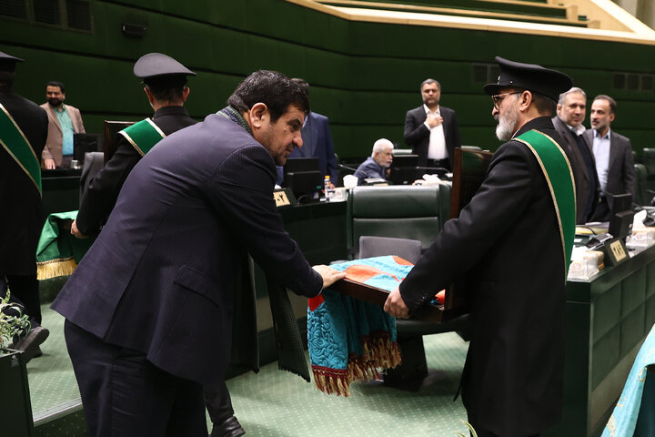 حضور خادمان مسجد جمکران در صحن علنی سه شنبه 14 بهمن مجلس