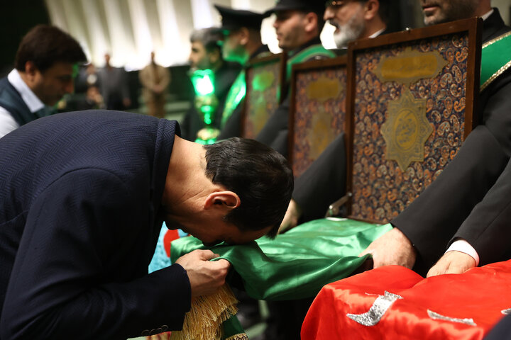 حضور خادمان مسجد جمکران در صحن علنی سه شنبه 14 بهمن مجلس