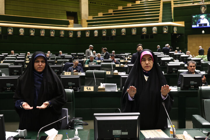 حضور خادمان مسجد جمکران در صحن علنی سه شنبه 14 بهمن مجلس