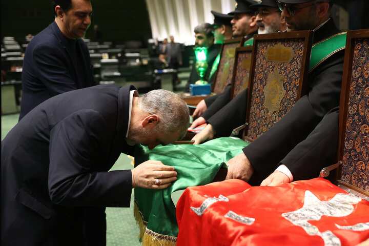 حضور خادمان مسجد جمکران در صحن علنی سه شنبه 14 بهمن مجلس