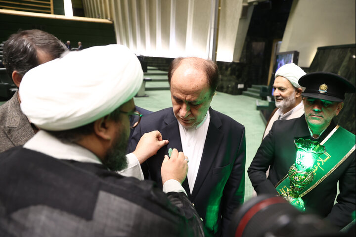 حضور خادمان مسجد جمکران در صحن علنی سه شنبه 14 بهمن مجلس