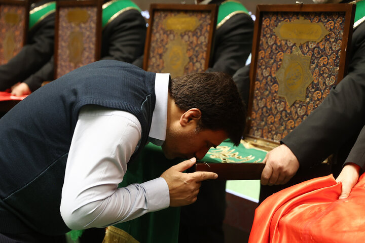 حضور خادمان مسجد جمکران در صحن علنی سه شنبه 14 بهمن مجلس