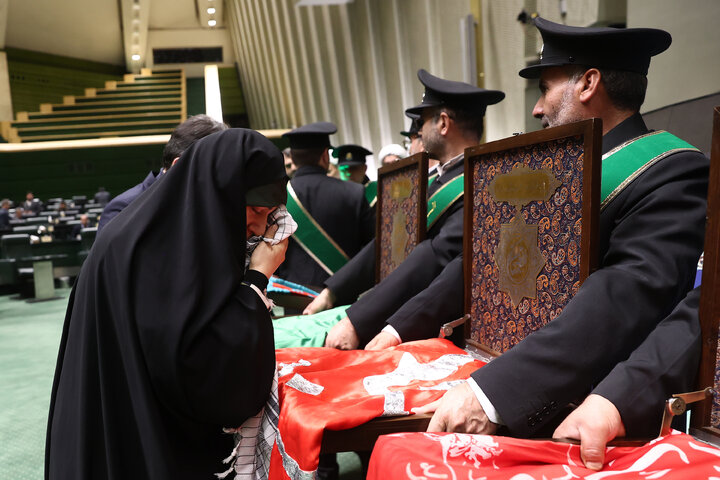 حضور خادمان مسجد جمکران در صحن علنی سه شنبه 14 بهمن مجلس