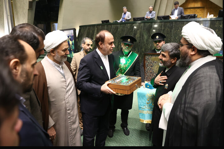 حضور خادمان مسجد جمکران در صحن علنی سه شنبه 14 بهمن مجلس