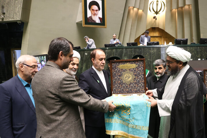 حضور خادمان مسجد جمکران در صحن علنی سه شنبه 14 بهمن مجلس