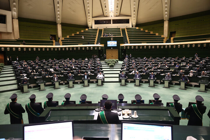 حضور خادمان مسجد جمکران در صحن علنی سه شنبه 14 بهمن مجلس
