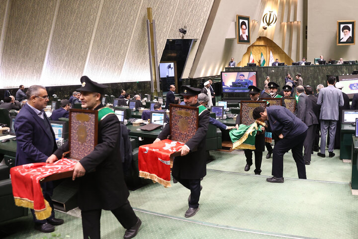 حضور خادمان مسجد جمکران در صحن علنی سه شنبه 14 بهمن مجلس