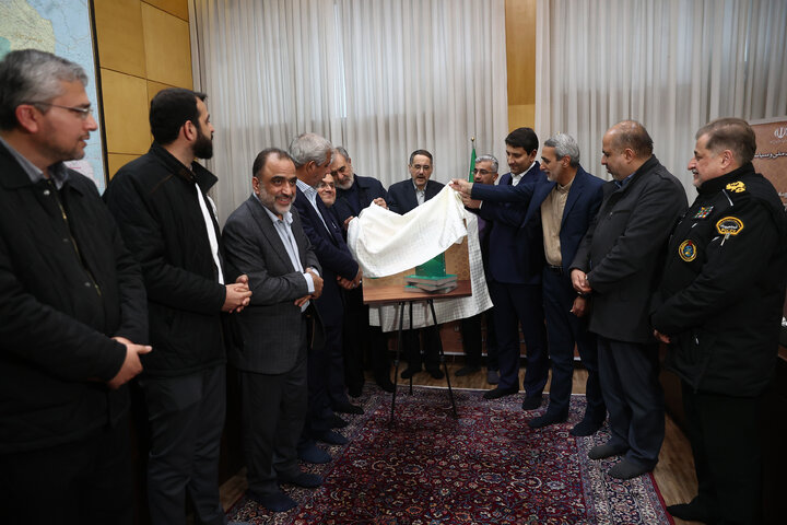 رونمایی از کتاب اصول و مبانی دیپلماسی پارلمانی توسط وزیر ارتباطات و فناور