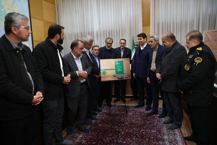 رونمایی از کتاب اصول و مبانی دیپلماسی پارلمانی توسط وزیر ارتباطات و فناور