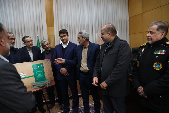 رونمایی از کتاب اصول و مبانی دیپلماسی پارلمانی توسط وزیر ارتباطات و فناور