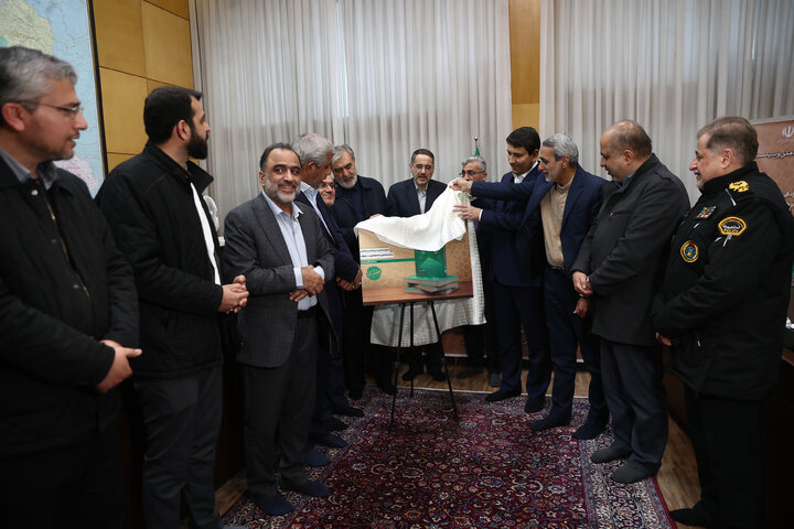 رونمایی از کتاب اصول و مبانی دیپلماسی پارلمانی توسط وزیر ارتباطات و فناور