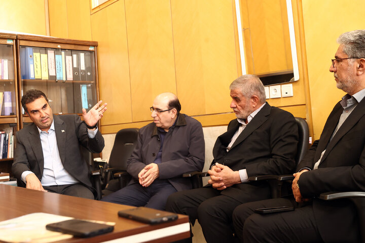 دیدار جمعی از نمایندگان مجلس با نماینده مردم اردکان به مناسبت سالگرد شهادت پدر شهیدش