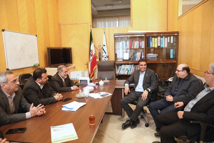 دیدار جمعی از نمایندگان مجلس با نماینده مردم اردکان به مناسبت سالگرد شهادت پدر شهیدش