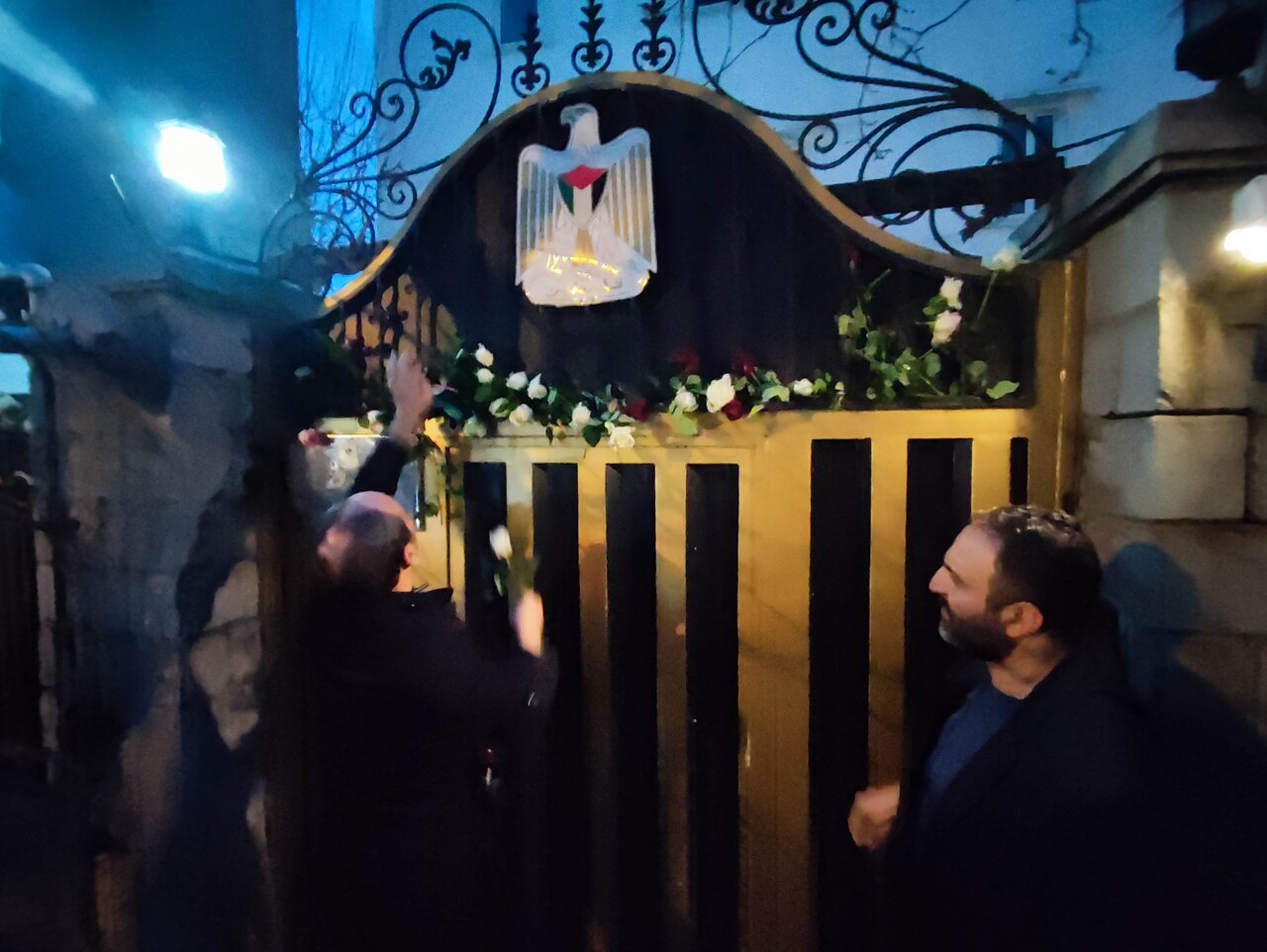 سفارت فلسطین گل‌باران شد/ تاکید فعالان حوزه مقاومت بر همبستگی با مظلوم عالم