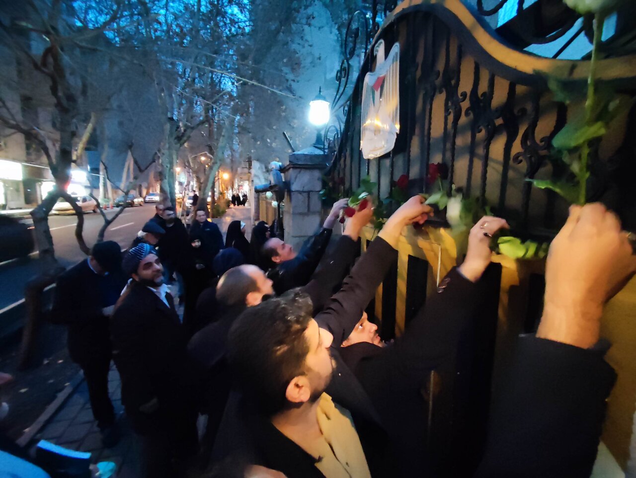 سفارت فلسطین گل‌باران شد/ تاکید فعالان حوزه مقاومت بر همبستگی با مظلوم عالم