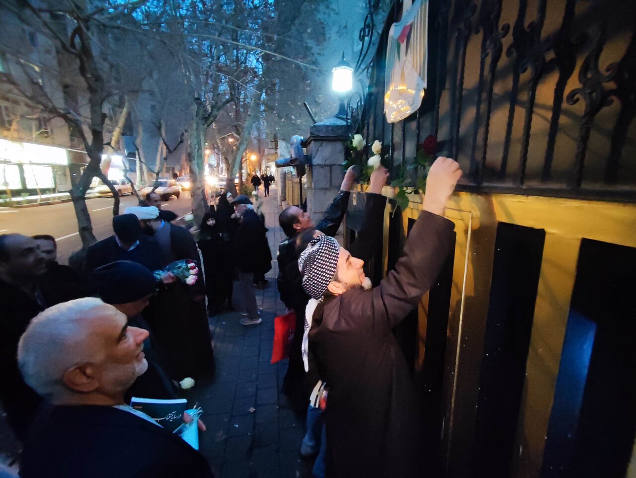 سفارت فلسطین گلباران شد/ تاکید فعالان حوزه مقاومت بر همبستگی با مظلوم عالم