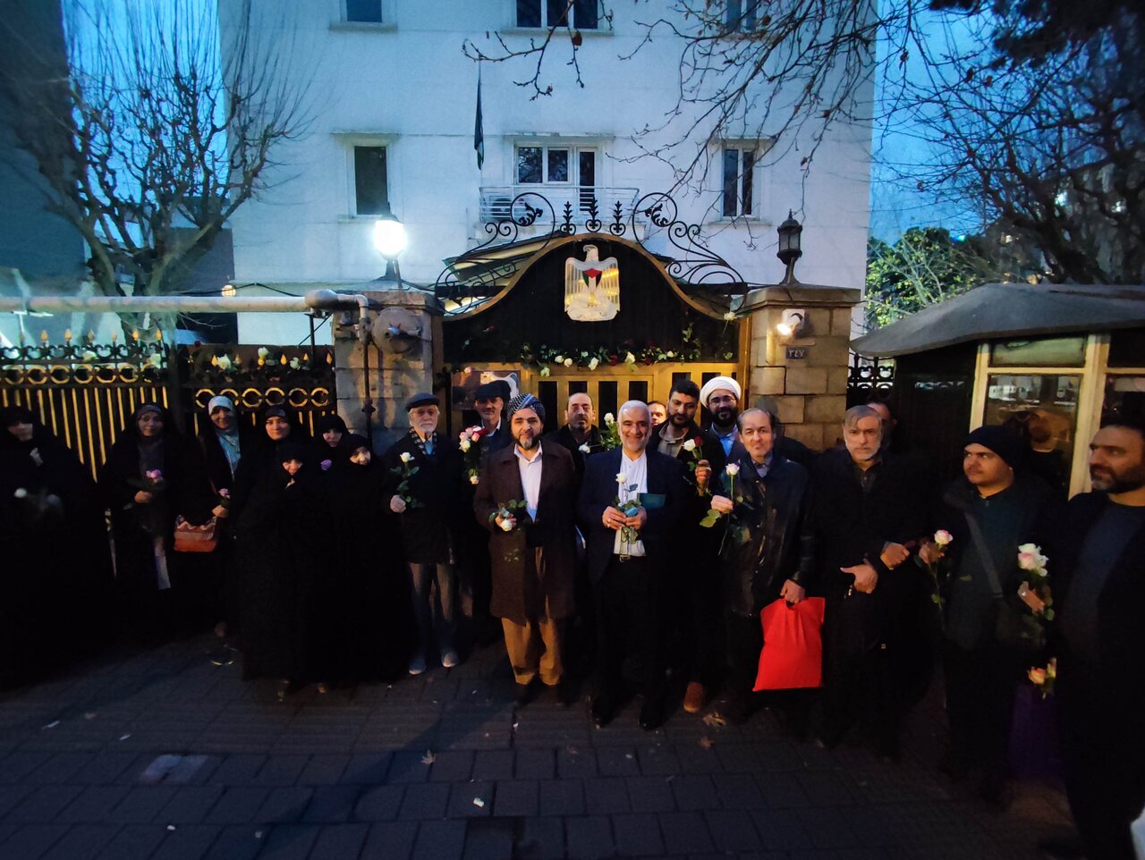 سفارت فلسطین گل‌باران شد/ تاکید فعالان حوزه مقاومت بر همبستگی با مظلوم عالم