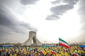 دیروز مردم زنده بودن انقلاب را به رخ جهانیان کشیدند